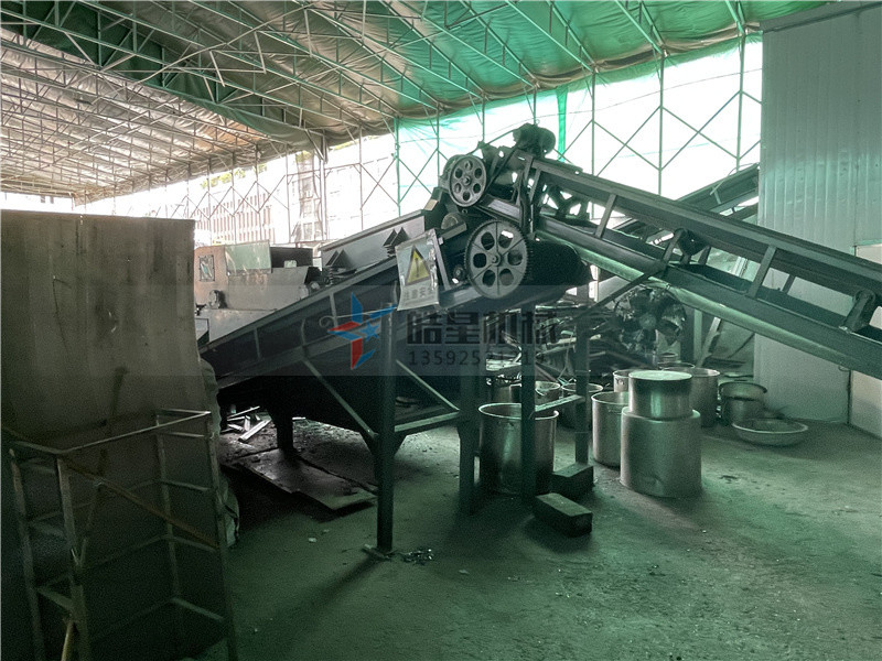斷橋鋁破碎機<a href='http://www.bai6k6.cn/psxl/1279.html' target='_blank'><span>廢鋁破碎</span></a>分選現(xiàn)場