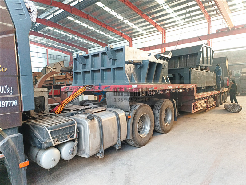 1800型<a href='http://www.bai6k6.cn' target='_blank'><span>鋁合金破碎機(jī)</span></a>設(shè)備裝車發(fā)貨